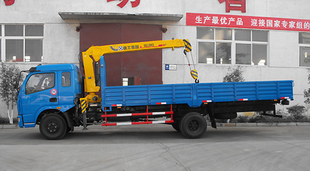 濰坊隨車吊車型詳解 8噸隨車吊、東風(fēng)145與東風(fēng)153隨車吊在平板車上的應(yīng)用